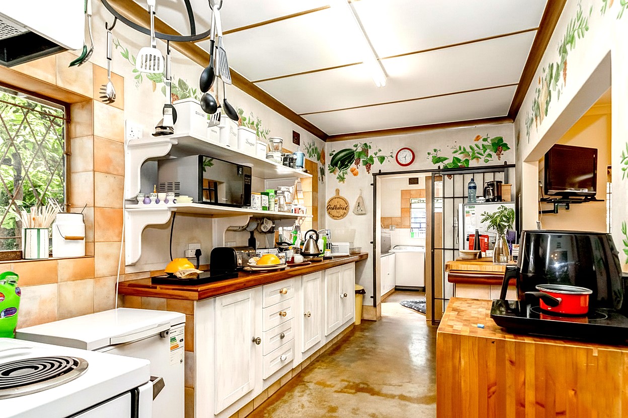 3 Bedroom Home, 3 Self Contained Cottages and 2 Outside Rooms For Sale in Bryanston — image 4