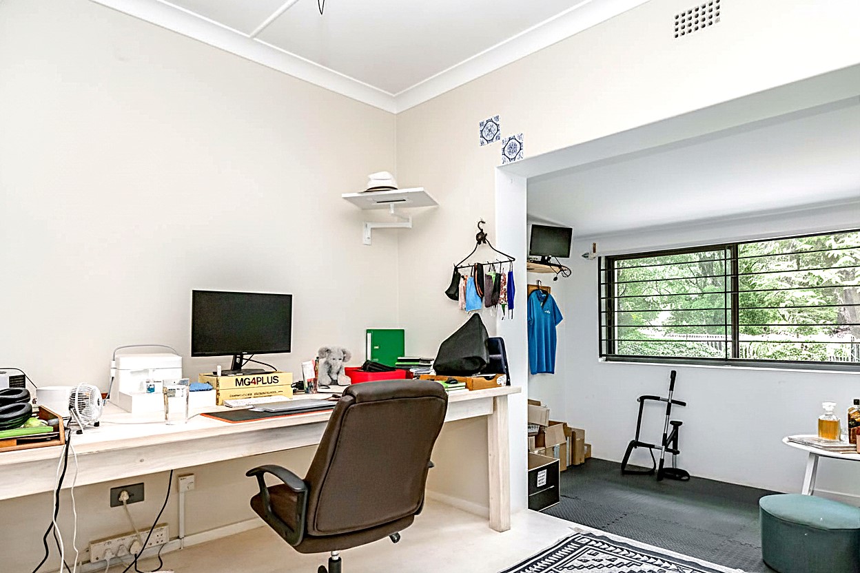 3 Bedroom Home, 3 Self Contained Cottages and 2 Outside Rooms For Sale in Bryanston — image 9