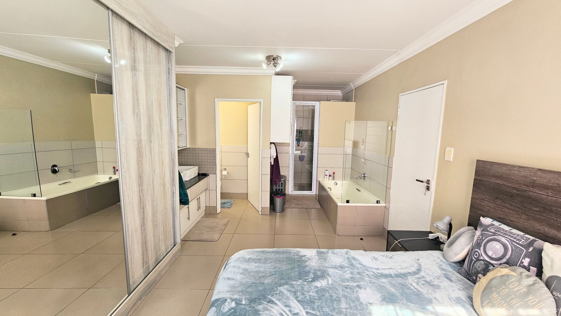 Flawless and secure 3 bedroom 2 bathroom ground floor unit for sale in Birchwood Village — image 12