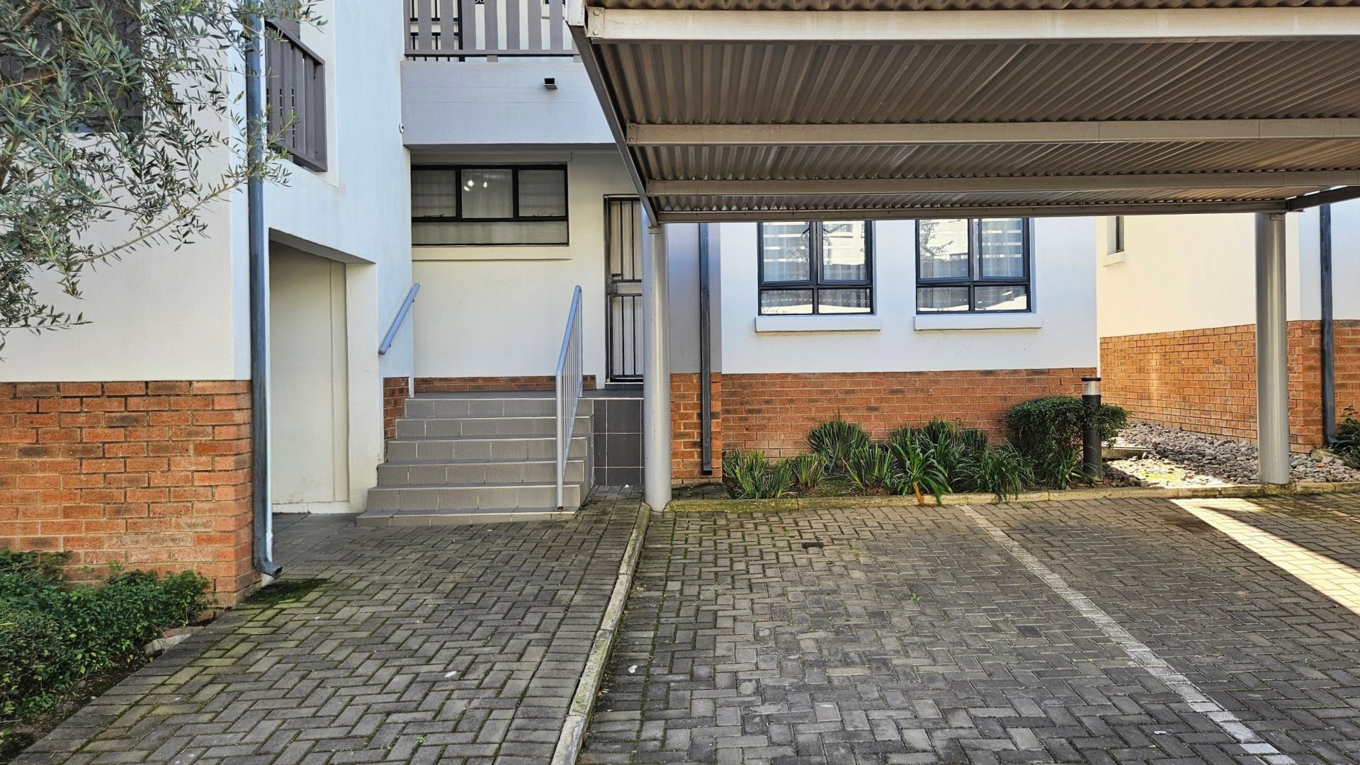 Flawless and secure 3 bedroom 2 bathroom ground floor unit for sale in Birchwood Village — image 20