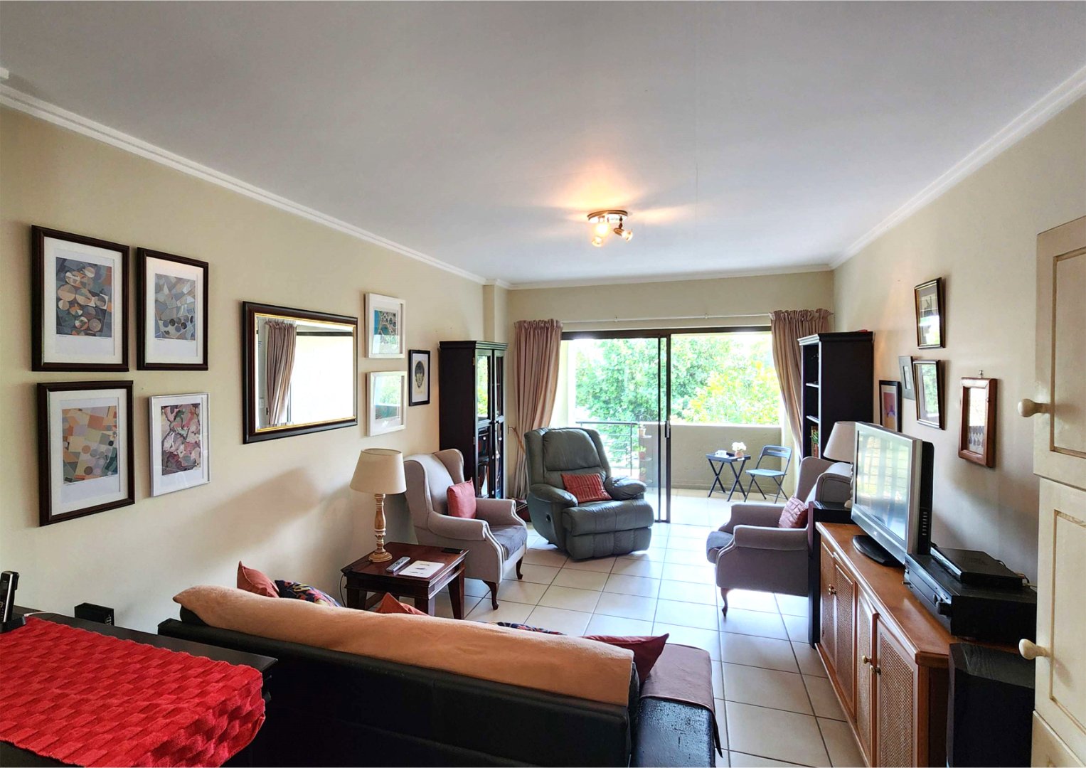 Immaculate 2 Bedroom First Floor Apartment For Sale in Cedar Hills Private Nature Reserve — image 4
