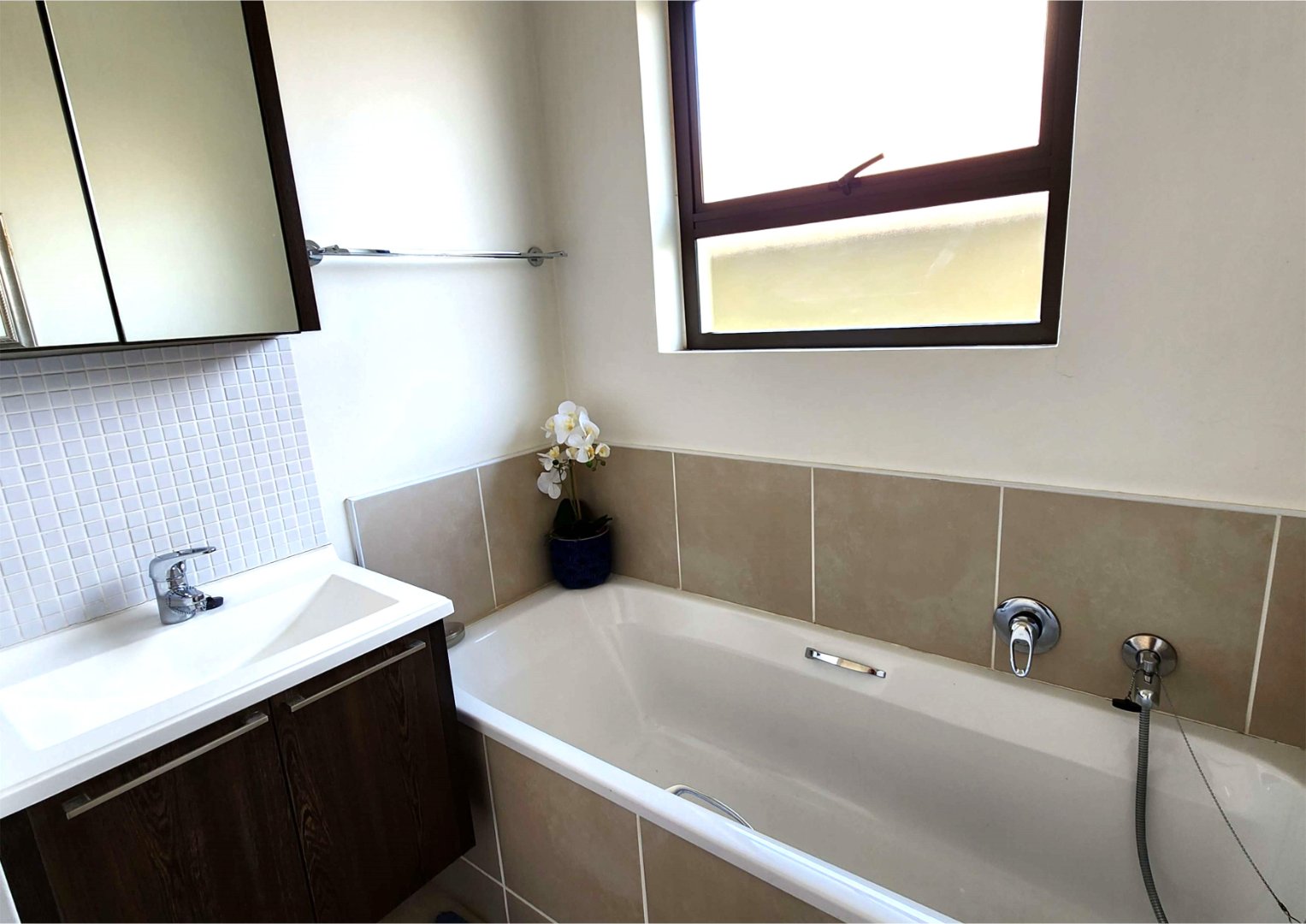 Immaculate 2 Bedroom First Floor Apartment For Sale in Cedar Hills Private Nature Reserve — image 10