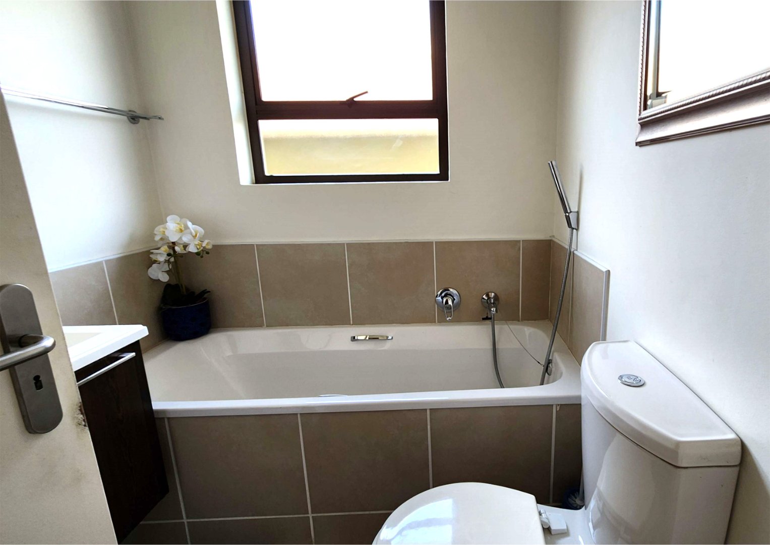 Immaculate 2 Bedroom First Floor Apartment For Sale in Cedar Hills Private Nature Reserve — image 9