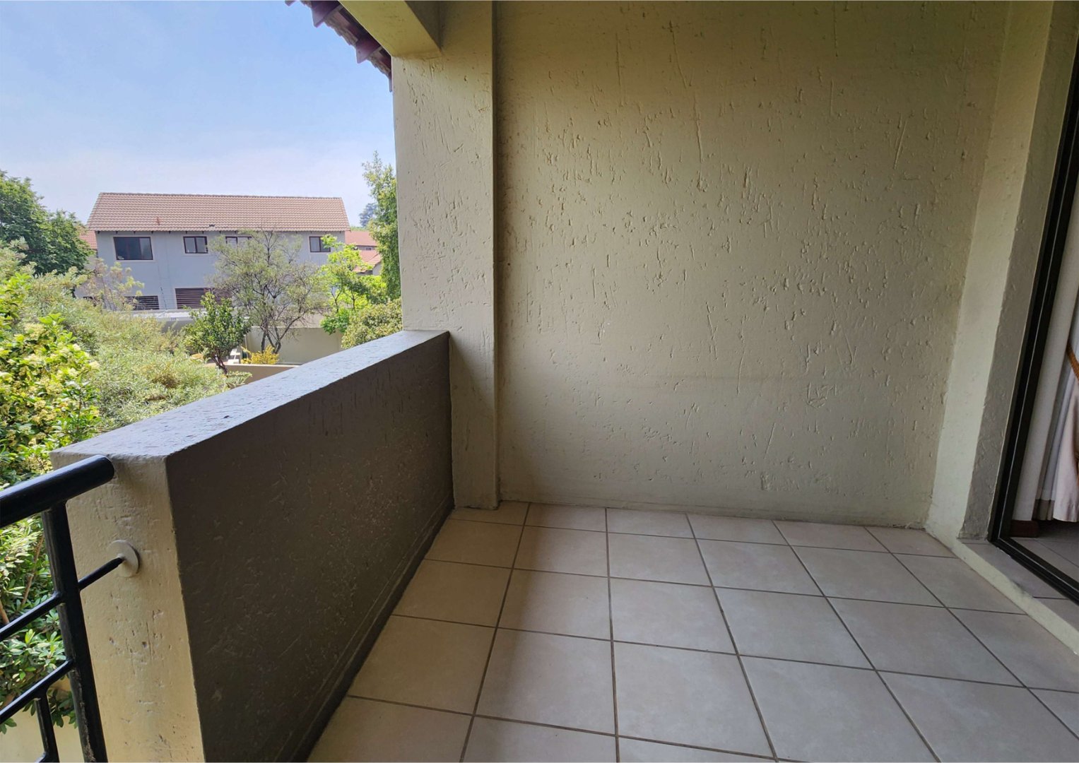 Immaculate 2 Bedroom First Floor Apartment For Sale in Cedar Hills Private Nature Reserve — image 6