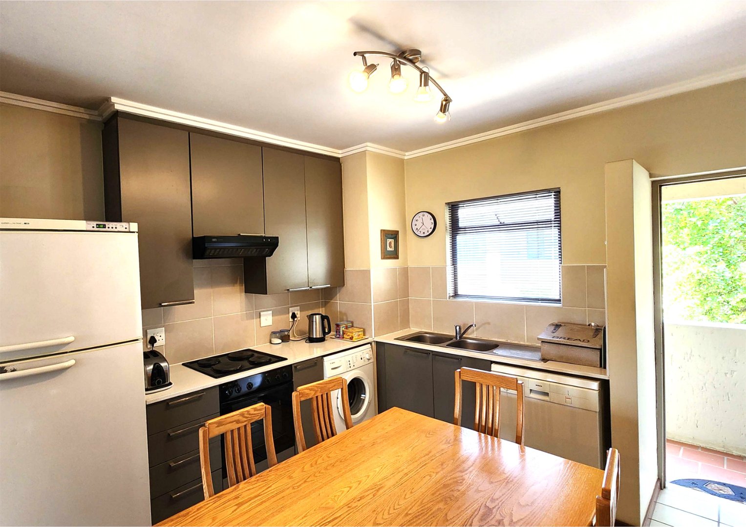 Immaculate 2 Bedroom First Floor Apartment For Sale in Cedar Hills Private Nature Reserve — image 2