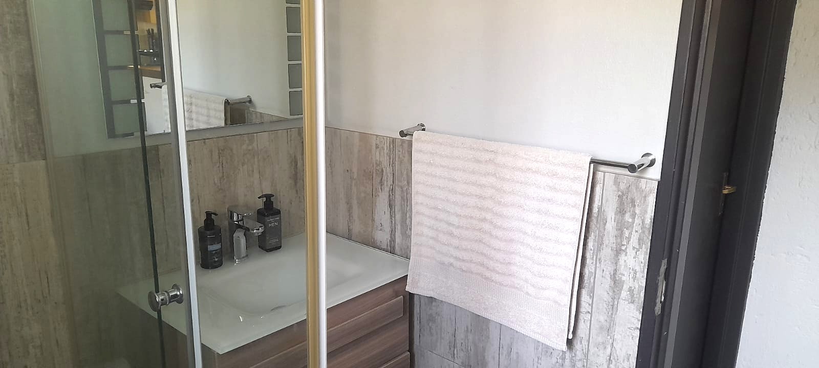 Modern 2 or 3 Bedroom Loft Apartment For Sale In Douglasdale — image 22